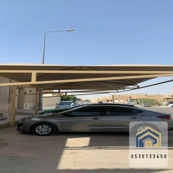 مظلات سيارات حديثة توفر حماية كاملة للمركبات من أشعة الشمس والحرارة العالية في السعودية